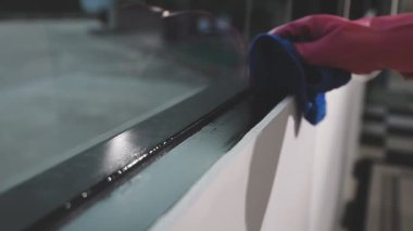 Kadın el temizleme cam bir evde bez ve bez ile