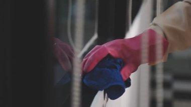 bir bez ile pencereyi temizle