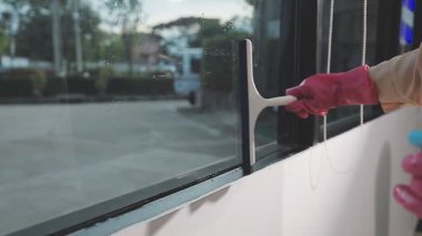 Beyaz silindirli beyaz bir pencere boyuyorum.