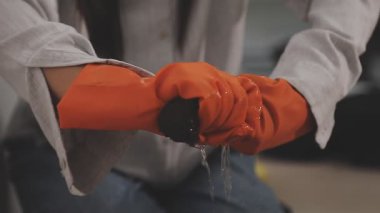 Beyaz gömlekli bir adam.