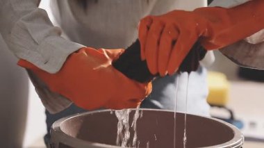 Usta çömlekçilikte kil ile meşgul.