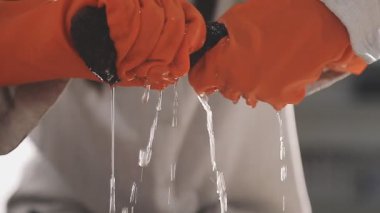 Fabrikada çalışan işçiler