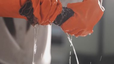 Ellerinizi ellerinizle yıkayın.