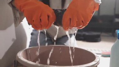 Usta seramik bir fayans üzerinde çalışıyor. Usta duvarda seramik fayanslarla çalışıyor. Kapat - Seçici odak