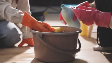 Kadın eldivenli seramik tencere koyuyor.