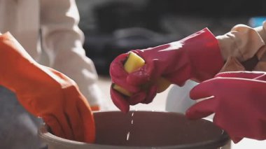 Çömlekçilik atölyesindeki bir çömlekçinin elleri.