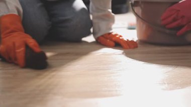 Ellerinde fırça olan kadın..