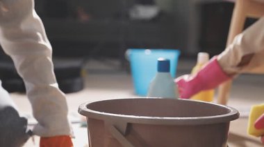 Kapalı - fırça tutan bir el.