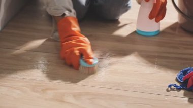 Mutfakta zemini temizleyen kadının ellerini kapat.