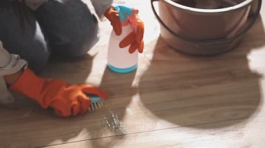 Kadın mutfakta temizlik yapıyor.