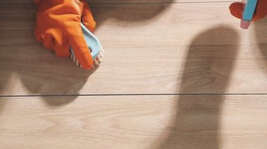 Ahşap zemini boyayan adamın yakın görüntüsü