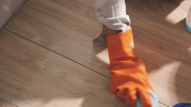 Kadın elektrikli süpürgeyle yerleri temizliyor. temizlik kavramı