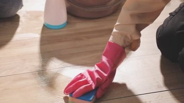 Evin zeminini temizleyin.