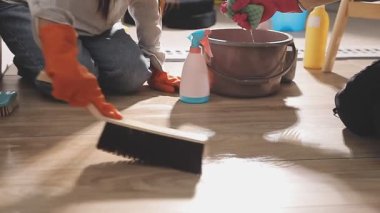 Kadın mutfağı temizliyor.