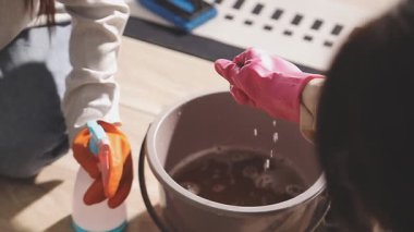 Bir evi fırçayla boyama işlemi