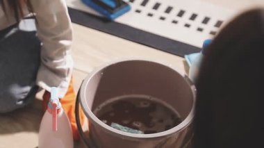 Yakın plan. Temizlik için fırça tutan kadın elleri.