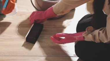 Eldivenli ve eldivenli kadın temizlik yapıyor.