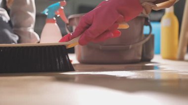 Kadın elinin temizlik fırçasıyla ev işi yaparken yakın çekimi. ev işi kavramı