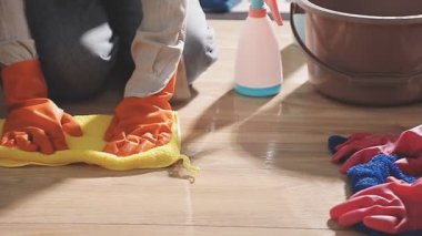 Yerleri fırçayla temizliyorum.