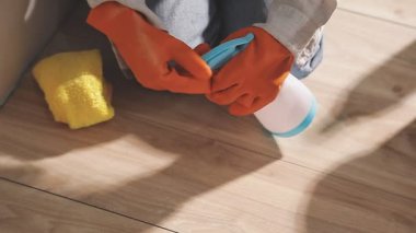 Lastik eldiven ve eldivenle kadın ellerini kapat.