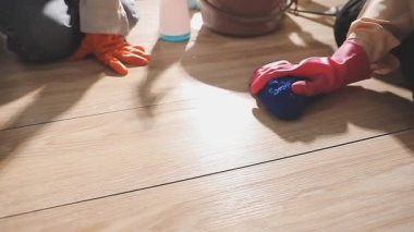 Yerleri fırçayla temizliyorum. Yeri temizleyin..