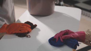 Eldivenli kadın dikiş makinesi tutuyor.