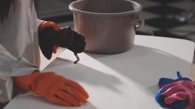 Mutfakta eldivenli ellerin yakın görüntüsü