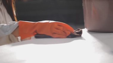 Beyaz gömlekli bir kadın elinde bir fincan çay tutuyor.