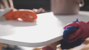 Evdeki masada odun kesen kadın.