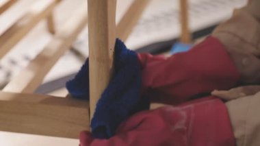 Ahşap saplı bir el yaklaş.