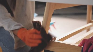 Marangoz işçisinin ahşap tahtayla çalışmasını kapatın.