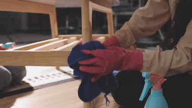 Yakın plan - evde mobilya montajı yapan kadın işçi