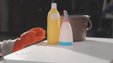 Temizlik konsepti, eldivenli kadın ve lastik eldiven temizleme