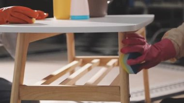 Eldiven takmış bir işçiye yaklaş.