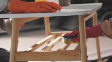 İşçi fırçayla yerleri boyuyor.