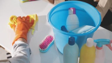 Tuvaletteki temizlik malzemeleri.
