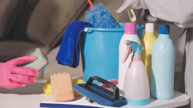 tablo üzerinde temizlik malzemeleri