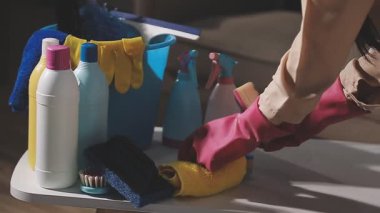 Kadın ev zeminini temizliyor.