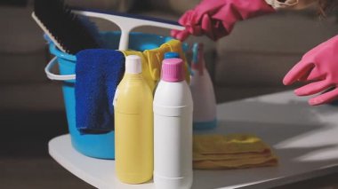 Odadaki temizlik ürünleri