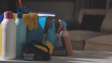 Mutfaktaki ahşap bir masada temizlik ürünleri.