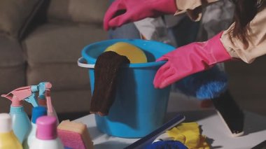 tablo üzerinde temizlik malzemeleri