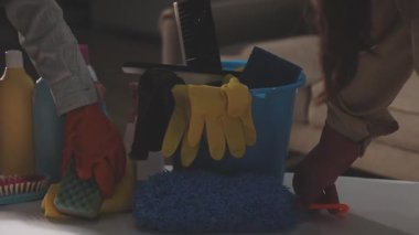 Yerdeki temizlik malzemelerine yakın çekim..