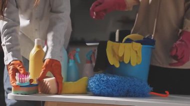 Lastik eldivenli kadın.