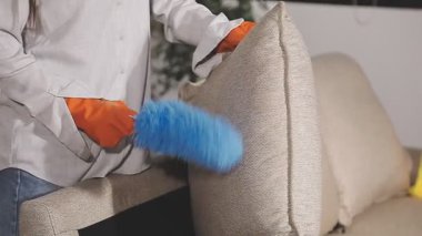 Bez ile kadın temizlik kanepe