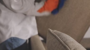 Adam fırça tutuyor. Beyaz gömlekli bir adam elinde fırça tutuyor..