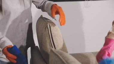 Adam evi temizliyor.