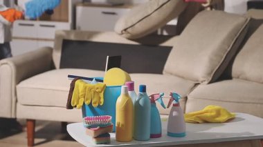 tablo üzerinde temizlik ürünleri