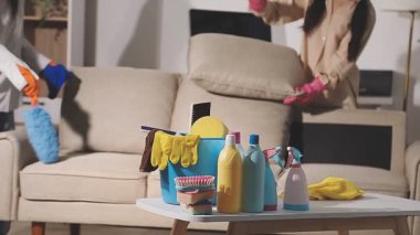 Sarı sprey şişeli ev hanımı oturma odasında..