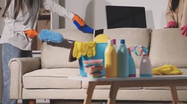 Kadın eli kanepede sprey ile sprey tutuyor.