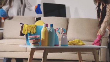 Temizlik ekipmanlarıyla dolu bir odanın içinde. temizlik servisi.